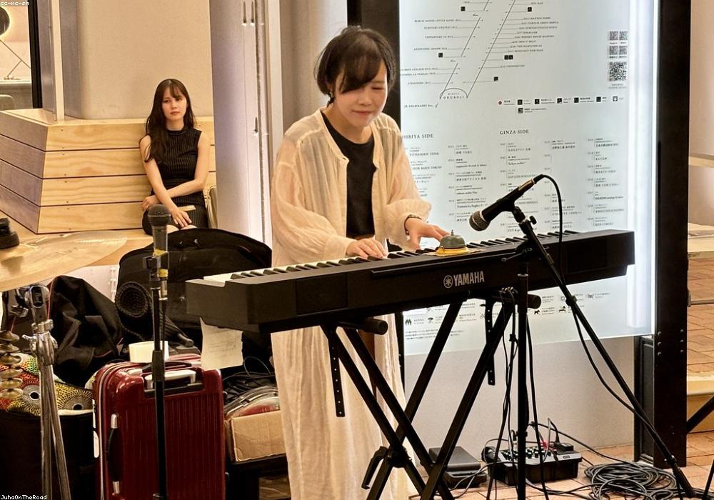 日本の会場でキーボードを演奏する様子