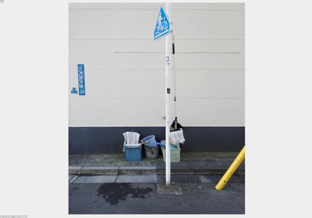 日本の街頭に置かれた清掃用具