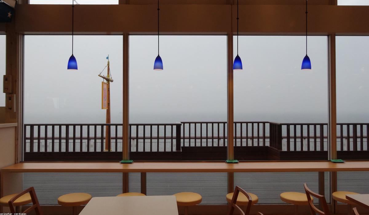 海を望む日本のカフェの落ち着いた店内