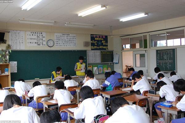日本の学生たちが学ぶ様子