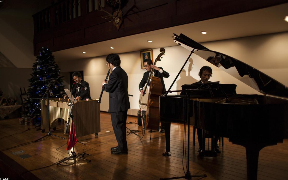 ステージで演奏する日本のジャズアンサンブル